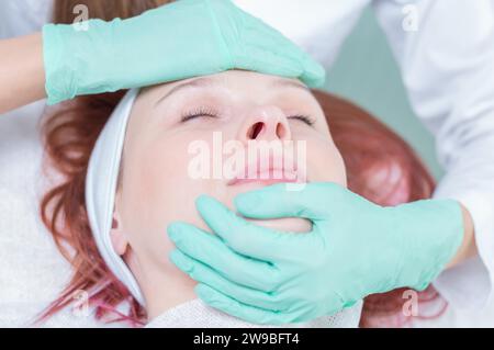 Portrait du visage d'une femme avec la peau à problèmes. Procédure de pelage. Beauté naturelle. Supports mixtes Banque D'Images