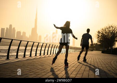 DUBAÏ, Émirats arabes Unis, 19 mars 2022. Un couple profite du roller dans le quartier Jaddaf Waterfront de Dubaï, le long de la crique de Dubaï. Banque D'Images