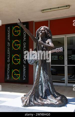 Statue de Bob Marley devant la National Gallery, Kingston, Jamaïque, Amérique centrale Banque D'Images