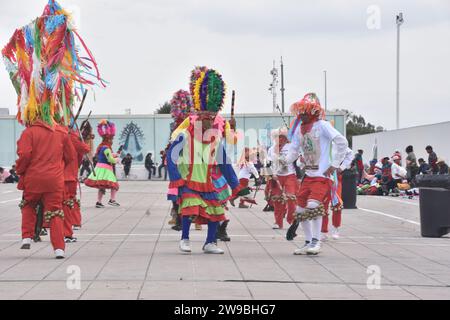 Danseuses indigènes pendant le pèlerinage à la Villa Guadalupe, décembre 2023. Banque D'Images