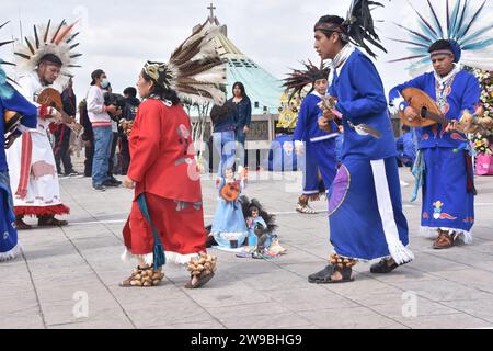 Danseuses indigènes pendant le pèlerinage à la Villa Guadalupe, décembre 2023. Banque D'Images