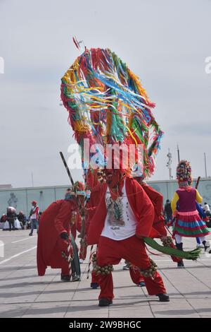 Danseuses indigènes pendant le pèlerinage à la Villa Guadalupe, décembre 2023. Banque D'Images