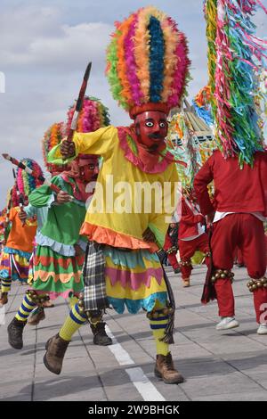 Danseuses indigènes pendant le pèlerinage à la Villa Guadalupe, décembre 2023. Banque D'Images