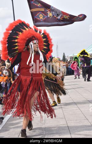 Danseuses indigènes pendant le pèlerinage à la Villa Guadalupe, décembre 2023. Banque D'Images