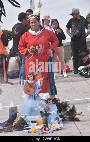 Danseuses indigènes pendant le pèlerinage à la Villa Guadalupe, décembre 2023. Banque D'Images