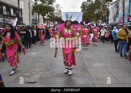 Danseuses indigènes pendant le pèlerinage à la Villa Guadalupe, décembre 2023. Banque D'Images