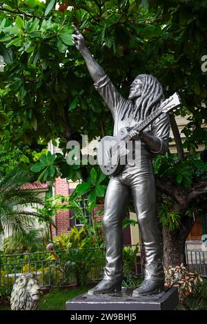 Statue de Bob Marley devant le musée Bob Marley, Kingston, Jamaïque, Amérique centrale Banque D'Images