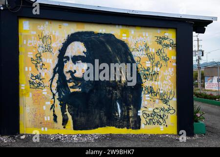 Peinture murale Bob Marley avec titres de chansons, studio de musique Tuff Gong, Kingston, Jamaïque, Amérique centrale Banque D'Images