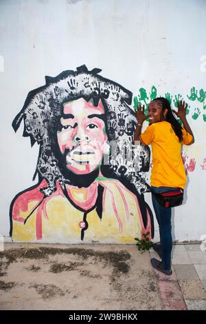 Guide touristique Susan Maxwell devant Bob Marley murale, studio de musique Tuff Gong, Kingston, Jamaïque, Amérique centrale Banque D'Images