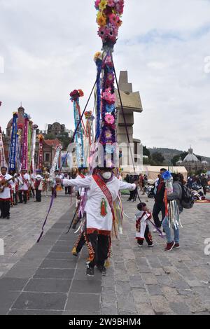 Danseuses indigènes pendant le pèlerinage à la Villa Guadalupe, décembre 2023. Banque D'Images