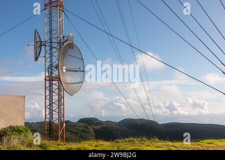 Tours de communication au sommet de la Serra de Santa Barbara, point culminant de Terceira, Açores Banque D'Images