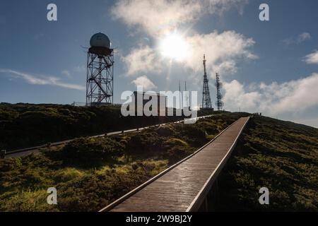 Tours de communication au sommet de la Serra de Santa Barbara, point culminant de Terceira, Açores Banque D'Images