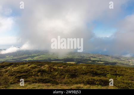 Vue panoramique de la montagne Santa Barbara à la côte de Terceira, Açores Banque D'Images