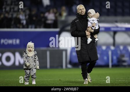 Leuven, Belgique. 26 décembre 2023. Jon Thorsteinsson de l'OHL et sa famille photographiés après un match de football entre Oud-Heverlee Leuven et KAS Eupen, le mardi 26 décembre 2023 à Leuven, le jour 20/30 de la première division de la Jupiler Pro League 2023-2024 du championnat belge. BELGA PHOTO KRISTOF VAN ACCOM crédit : Belga News Agency/Alamy Live News Banque D'Images