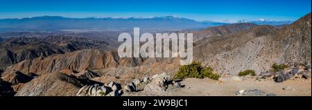 Rock Formation dans un paysage aride, Joshua Tree National Monument, California, USA Banque D'Images