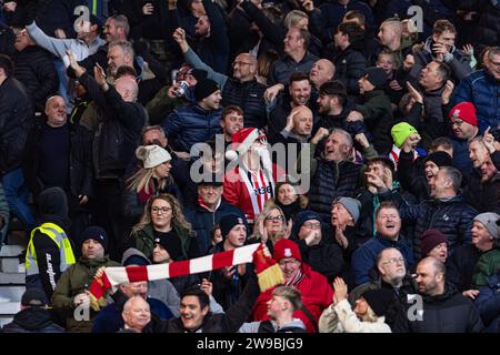 26 décembre 2023 ; St Andrews, Birmingham, West Midlands, Angleterre; EFL Championship football, Birmingham City contre Stoke City ; les fans de Stoke célèbrent le but d'ouverture à la 12e minute marqué par Jordan Thompson (0-1) Credit : action plus Sports Images/Alamy Live News Banque D'Images