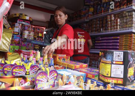 GYE-FERIA PIROTECNIA Guayaquil, martes 26 de diciembre del 2023 en la explanada del estadio Monumental mas 150 comerciantes exponen una gran variedad de pirotÃ cnia en la Feria de Fuegos artificiales organizada por PirotÃ cnics AZ Fireworks. Fotos : CÃ sar Munoz/API Guayaquil Guayas Ecuador soi-GYE-FERIAPIROTECNIA-39c0862cb6815338e646a665b0aad3c0 *** GYE FERIA PIROTECNIA Guayaquil, mardi 26 décembre 2023 dans l'esplanade du stade monumental plus de 150 PirotÃ œuvres pyrotechniques exposition des marchands de CÃ sar Une grande variété de la Foire de Firecoz Banque D'Images