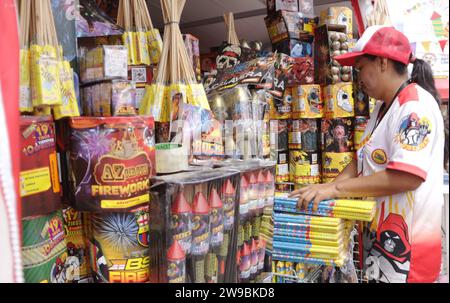 GYE-FERIA PIROTECNIA Guayaquil, martes 26 de diciembre del 2023 en la explanada del estadio Monumental mas 150 comerciantes exponen una gran variedad de pirotÃ cnia en la Feria de Fuegos artificiales organizada por PirotÃ cnics AZ Fireworks. Fotos : CÃ sar Munoz/API Guayaquil Guayas Ecuador soi-GYE-FERIAPIROTECNIA-727b5045a37aa8ff27e69b2658934542 *** GYE FERIA PIROTECNIA Guayaquil, mardi 26 décembre 2023 sur l'esplanade du stade monumental plus de 150 marchands exposent CÃ Une grande variété d'œuvres pyrotechniques organisées par les œuvres pyrotechniques PirotÃ Banque D'Images