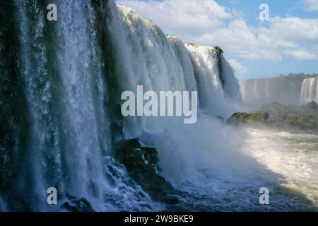 L'eau s'écrase sur les chutes d'Iguaçu Falls au Brésil en gros plan Banque D'Images