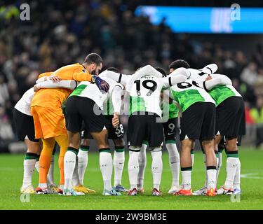 Burnley, Royaume-Uni. 26 décembre 2023. L'équipe de Liverpool a un caucus avant le coup d'envoi, lors du match de Premier League Burnley vs Liverpool au Turf Moor, Burnley, Royaume-Uni, le 26 décembre 2023 (photo de Cody Froggatt/News Images) à Burnley, Royaume-Uni le 12/26/2023. (Photo de Cody Froggatt/News Images/Sipa USA) crédit : SIPA USA/Alamy Live News Banque D'Images