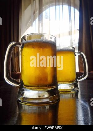 Deux pintes de bière artisanale sur la table photo détaillée stock Banque D'Images