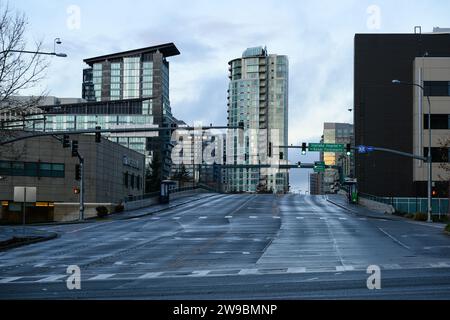 Bellevue, WA, États-Unis - 10 décembre 2023 ; vue humide tôt le matin le long de la déserte Northeast 10th Street à Bellevue Banque D'Images