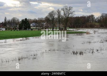 Olfen, NRW, Allemagne. 26 décembre 2023. Les sous-sols et les jardins à Olfen, à proximité, commencent à inonder. La rivière Stever et ses bras latéraux ont gravement inondé une grande partie de la campagne environnante. Près du pont Stever, un pont historique à trois arches qui transportait de petits bateaux dans un canal au-dessus de la rivière Stever (il est maintenant un pont à pied), les champs environnants sont inondés jusqu'aux genoux. De grandes parties du nord et de l'ouest de l'Allemagne ont été inondées après des semaines de fortes pluies. La prévision est pour plus de pluie. Crédit : Imageplotter/Alamy Live News Banque D'Images