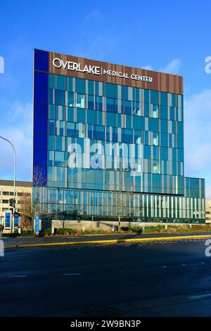 Bellevue, WA, États-Unis - 10 décembre 2023 ; Overlake Medical Center bâtiment debout dans la lumière du matin le jour du ciel bleu Banque D'Images