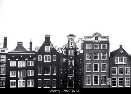 Maisons anciennes et architecture traditionnelle sur le Damrak à Amsterdam, pays-Bas Banque D'Images