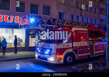 Symbolbild : Berufsfeuerwehr Nürnberg mit eine Drehleiter der Feuerwache 3 auf Einsatzfahrt durch die Nürnberger Altstadt BEI Nacht. *** Image symbolique du service d'incendie professionnel de Nuremberg avec une échelle tournante de la caserne de pompiers 3 sur un trajet d'urgence à travers la vieille ville de Nuremberg la nuit 20231226-6V2A6588-bearbeitet Banque D'Images