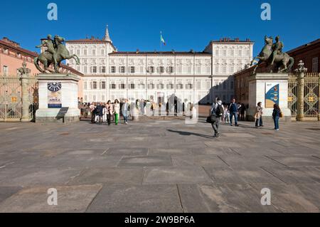 Palais royal (Musées royaux) vue de la place du château, Turin, Piémont, Italie Banque D'Images