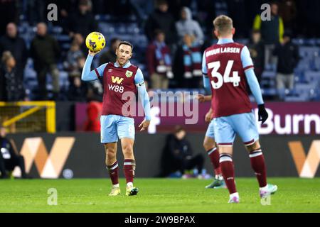 Josh Brownhill de Burnley (à gauche) réagit après que Diogo Jota de Liverpool (non représenté) ait marqué le deuxième but de leur équipe lors du match de Premier League à Turf Moor, Burnley. Date de la photo : mardi 26 décembre 2023. Banque D'Images