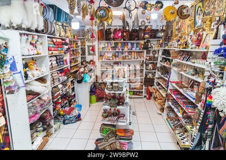 Magasins vendant des vêtements, souvenirs, cadeaux et bibelots à Cusco, Pérou Banque D'Images