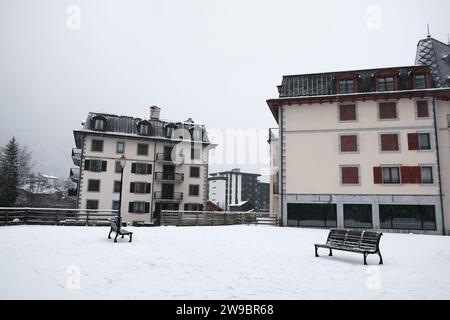 Chute de neige en décembre à Chamonix Centre-ville, station des alpes françaises, haute Savoie , France Banque D'Images