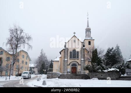 Chutes de neige et vue sur la ville de Chamonix Centre-ville, station des alpes françaises, haute Savoie , France. Vue sur l'église St Michel. Banque D'Images