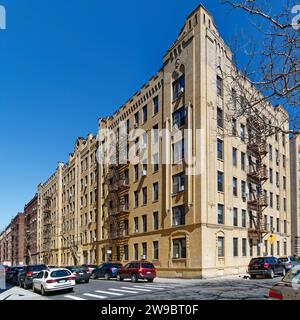 3133 Brighton 7th Street est un immeuble de six étages en briques avec parapet crénelé distinctif à Brighton Beach, Brooklyn, alias « Little Odessa ». Banque D'Images