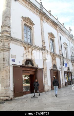 Martina Franca, Italie. Façade du Palazzo Martucci du 19e siècle sur la Piazza Roma. Banque D'Images