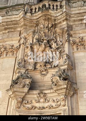 Martina Franca, Italie. Vue extérieure de l'église de St. Martin de Tours. Haut relief au-dessus du portail de Saint Martin coupant son manteau. Banque D'Images