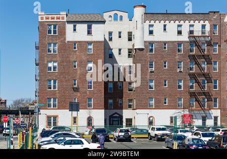 219 Brightwater court est un immeuble de six étages en briques et stuc situé à Brighton Beach, Brooklyn, un quartier connu sous le nom de « Little Odessa ». Banque D'Images