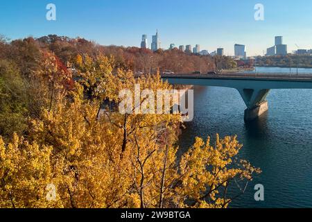 Les arbres deviennent dorés près du pont de Girard Avenue sur la rivière Schuylkill, avec l'horizon de Philadelphie en arrière-plan. Banque D'Images