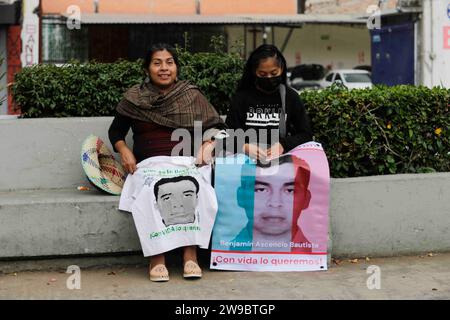 Mexico, Mexique. 26 décembre 2023. Mère et sœur de l’un des 43 disparus d’Ayotzinapa Guerrero, assis au point de rencontre avant le début de la tournée avec d’autres parents. Crédit : Luis E Salgado/Alamy Live News Banque D'Images