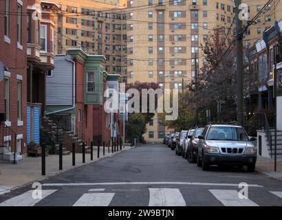 La majeure partie du 2601 Parkway, un immeuble de condominiums, dépeint le bloc 700 de North Taney Street dans le quartier Fairmount. Banque D'Images