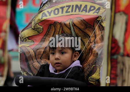 Mexico, Mexique. 26 décembre 2023. Fille d’une communauté autochtone, qui s’est jointe au soutien des 43 élèves disparus de l’école rurale normale d’Ayotzinapa Guerrero. Crédit : Luis E Salgado/Alamy Live News Banque D'Images