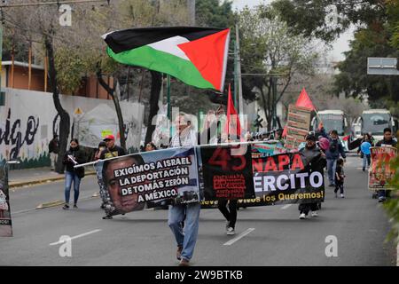 Mexico, Mexique. 26 décembre 2023. Groupe qui s’est joint à la marche des parents des 43 étudiants disparus, exigeant l’arrêt du génocide du peuple palestinien. Crédit : Luis E Salgado/Alamy Live News Banque D'Images