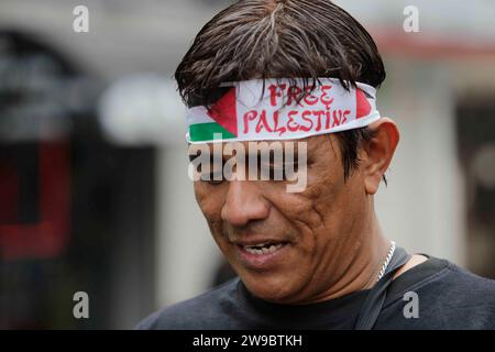 Mexico, Mexique. 26 décembre 2023. Homme qui a rejoint la cause des 43 étudiants disparus avec un bandeau pour soutenir le peuple palestinien et exiger l’arrêt du génocide en Palestine. Crédit : Luis E Salgado/Alamy Live News Banque D'Images