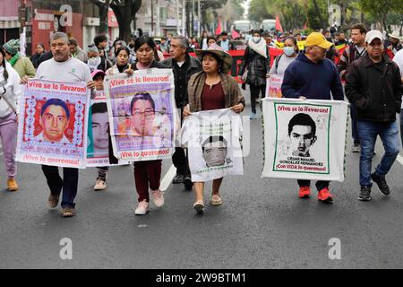 Mexico, Mexique. 26 décembre 2023. Les mères et les pères des 43 élèves disparus de l’école rurale normale d’Ayotzinapa Guerrero, marchant vers la basilique de Guadalupe pour assister à la messe prévue pour la journée. Crédit : Luis E Salgado/Alamy Live News Banque D'Images