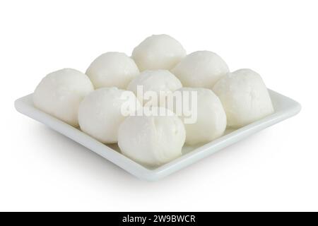 Mini boules de mozzarella dans un bol en céramique isolé sur fond blanc avec pleine profondeur de champ. Banque D'Images