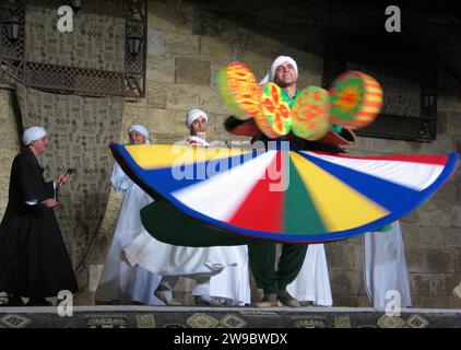 Une danseuse tourbillonnante soufie tourne lors d'une cérémonie à la Citadelle du Caire, en Égypte. Banque D'Images