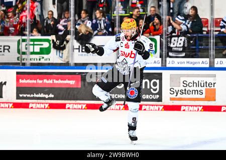 Iserlohn, Deutschland. 26 décembre 2023. Torjubel, Jubel, Freude Jan Urbas (Fischtown Pinguins Bremerhaven, #9) GER, Iserlohn Roosters vs Fischtown Pinguins Bremerhaven, Eishockey, Penny-DEL, 31. Spieltag, Spielzeit 2023/2024, 26.12.2023, photo : Jonas Brockmann/Eibner-Pressefoto crédit : dpa/Alamy Live News Banque D'Images