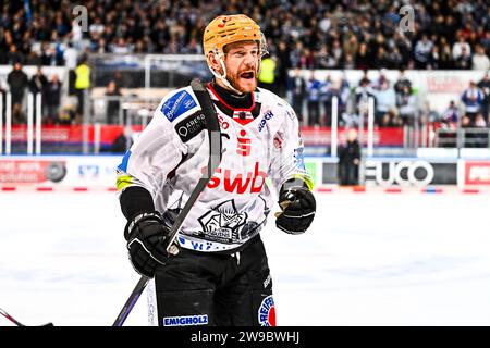 Iserlohn, Deutschland. 26 décembre 2023. Torjubel, Jubel, Freude Jan Urbas (Fischtown Pinguins Bremerhaven, #9) GER, Iserlohn Roosters vs Fischtown Pinguins Bremerhaven, Eishockey, Penny-DEL, 31. Spieltag, Spielzeit 2023/2024, 26.12.2023, photo : Jonas Brockmann/Eibner-Pressefoto crédit : dpa/Alamy Live News Banque D'Images